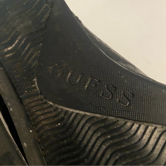 Guess  women’s black runners‎ in size 7.5 - Picture 12 of 12